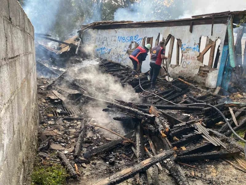 Sinop’un Boyabat ilçesinde sabah saatlerinde 3 katlı ahşap bir evde çıkan yangın paniğe neden oldu. Yangında yaralanan o