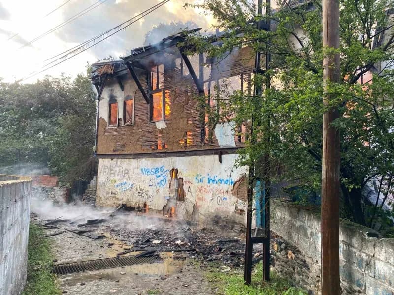 Sinop’un Boyabat ilçesinde sabah saatlerinde 3 katlı ahşap bir evde çıkan yangın paniğe neden oldu. Yangında yaralanan o