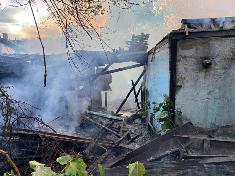Sinop’un Boyabat ilçesinde sabah saatlerinde 3 katlı ahşap bir evde çıkan yangın paniğe neden oldu. Yangında yaralanan o