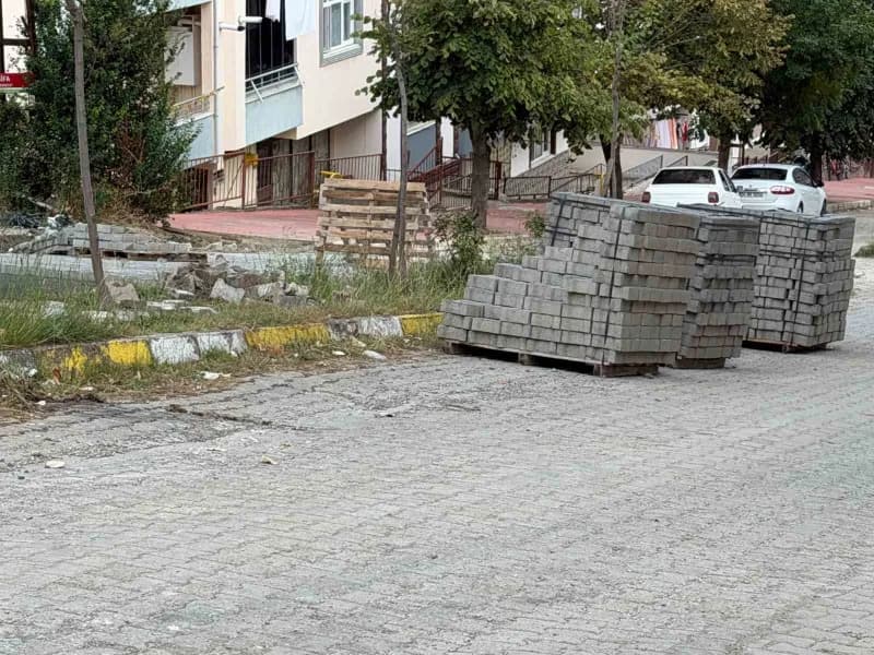 Boyabat ilçesinde, Çamlıca Mahallesi Nurettin Zengin Caddesi’nde bozulan yolun yeniden düzenlenmesi için çalışma başlatı