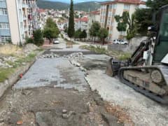 Boyabat Çamlıca Mahallesi Nurettin Zengin Caddesi’nde yol onarım çalışması yapan belediye ekipleri