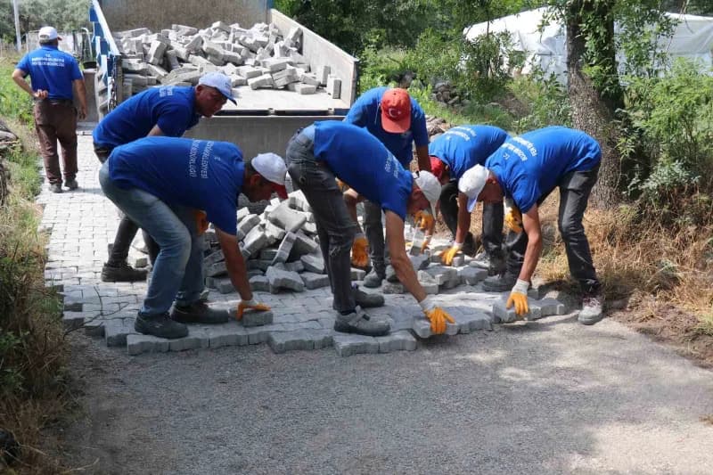 Bozdoğan Belediyesi hizmet araçları ve çalışanları ilçede parke taşı döşeme çalışması yaparken