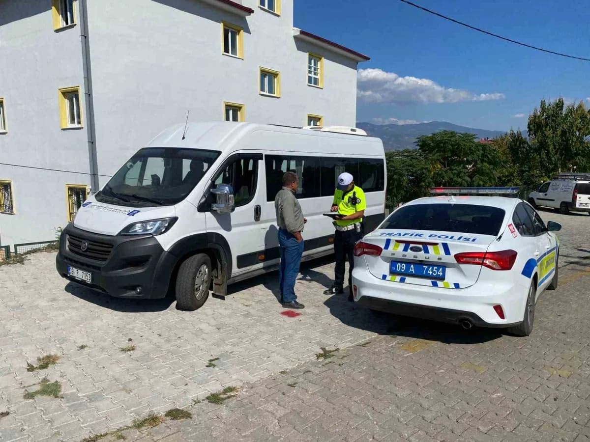 Bozdoğan İlçe Emniyet Amirliği ekipleri okul çevresinde denetim yaparken öğrencilerin güvenliğini sağlıyor