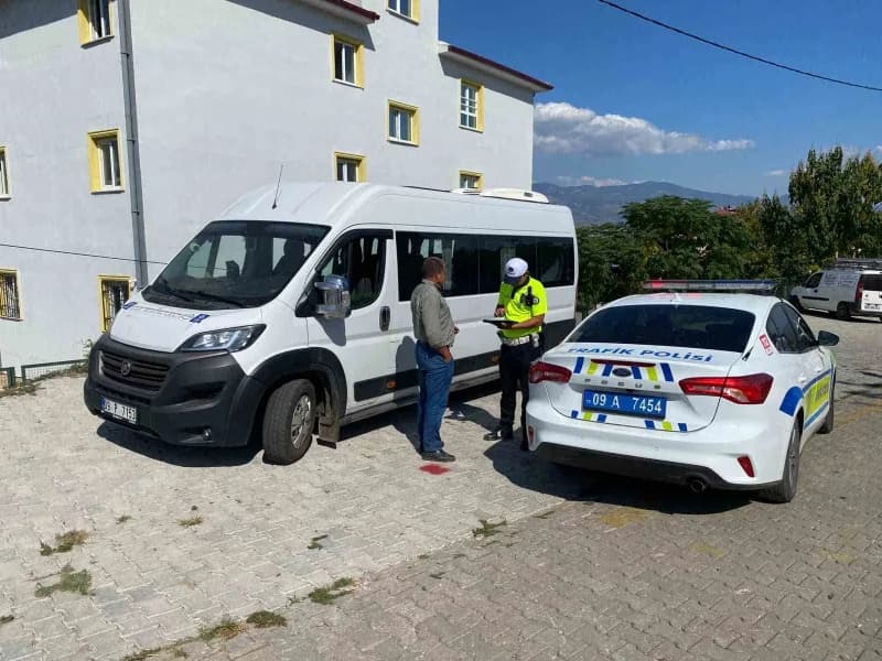 Bozdoğan İlçe Emniyet Amirliği ekipleri okul çevresinde denetim yaparken öğrencilerin güvenliğini sağlıyor