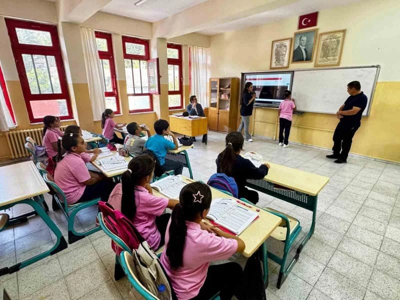 Bozdoğan Kaymakamı Hüseyin Şamil Sözen, öğrenciler ve öğretmenlerle okul ziyaretinde bir arada