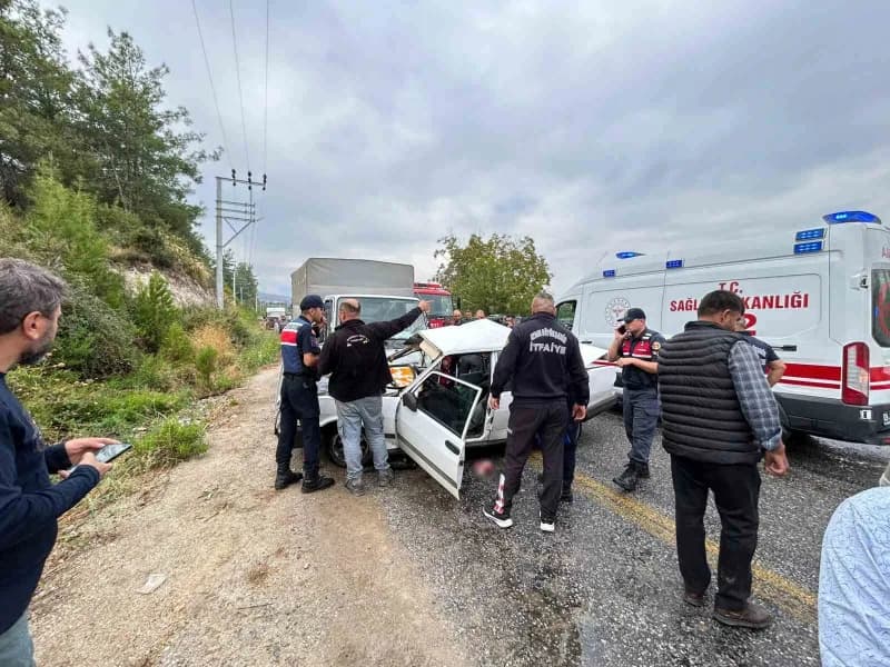 Aydın'ın Bozdoğan ilçesinde otomobil ve kamyonetin çarpışması sonucu meydana gelen trafik kazasında 1 kişi hayatını kayb