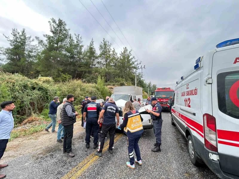 Aydın'ın Bozdoğan ilçesinde otomobil ve kamyonetin çarpışması sonucu meydana gelen trafik kazasında 1 kişi hayatını kayb