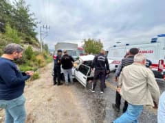 Bozdoğan Çamlıdere Mahallesi’nde otomobil ve kamyonetin çarpıştığı trafik kazası sonrası olay yeri