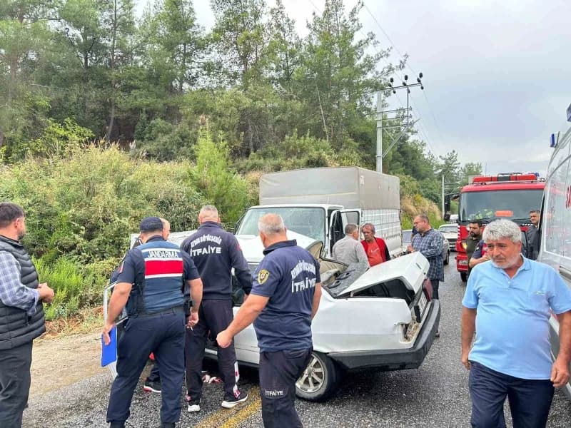 Aydın'ın Bozdoğan ilçesinde otomobil ve kamyonetin çarpışması sonucu meydana gelen trafik kazasında 1 kişi hayatını kayb
