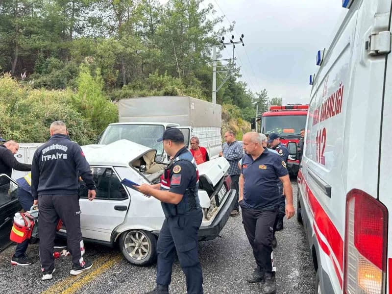 Aydın'ın Bozdoğan ilçesinde otomobil ve kamyonetin çarpışması sonucu meydana gelen trafik kazasında 1 kişi hayatını kayb