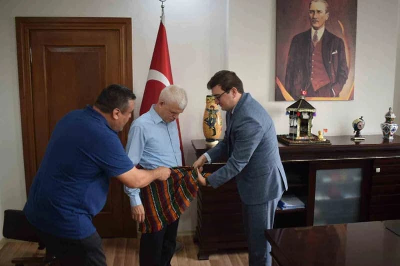 Bozdoğan Kaymakamı Hüseyin Şamil Sözen, 39. Ahilik Haftası etkinlikleri kapsamında Bozdoğan Esnaf Odası Başkanı Deniz Çi