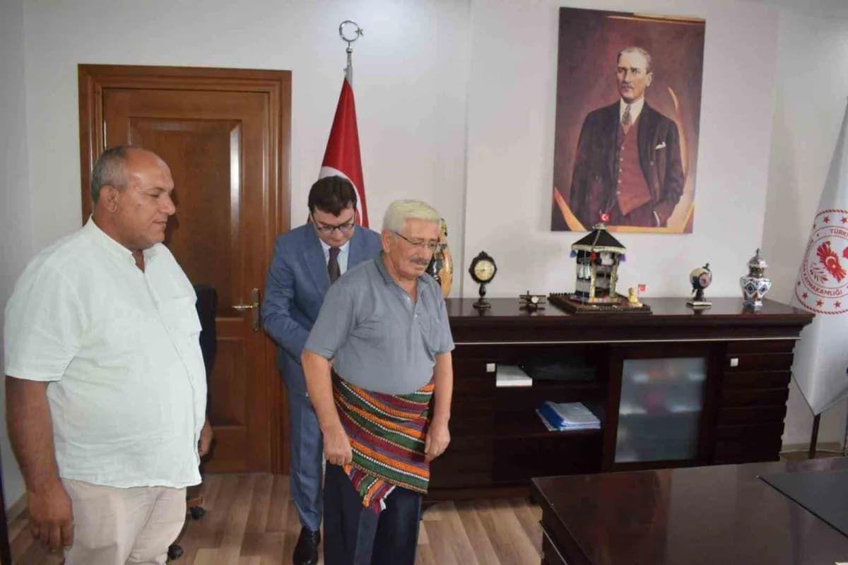 Bozdoğan Kaymakamı Hüseyin Şamil Sözen, 39. Ahilik Haftası etkinlikleri kapsamında Bozdoğan Esnaf Odası Başkanı Deniz Çi