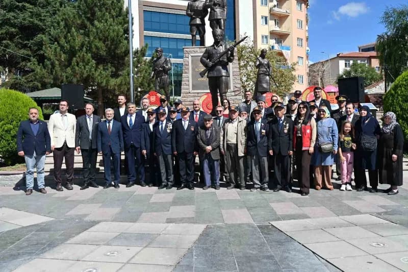 Bozüyük Cumhuriyet Meydanı'nda Gaziler Günü töreninde Atatürk Anıtı'na çelenk sunulması