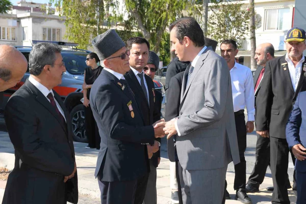 Bozyazı’da 19 Eylül Gaziler Günü töreninde Atatürk Anıtı önünde çelenk sunumu ve katılımcılar