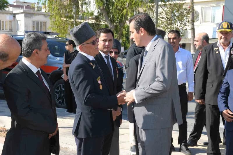 Bozyazı’da 19 Eylül Gaziler Günü töreninde Atatürk Anıtı önünde çelenk sunumu ve katılımcılar