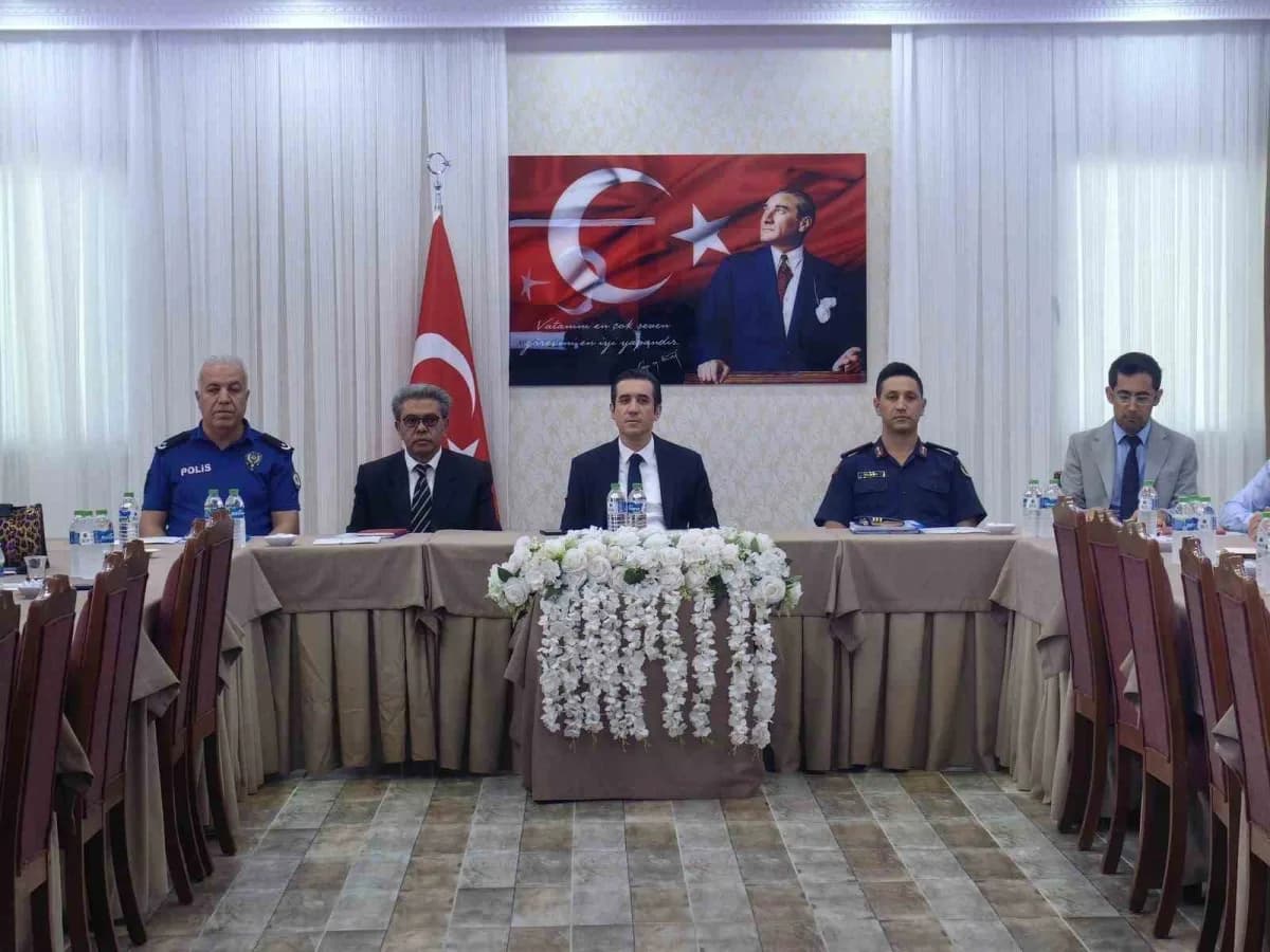 Bozyazı’da okul ve çevresinde güvenlik tedbirleri toplantısı yapılıyor