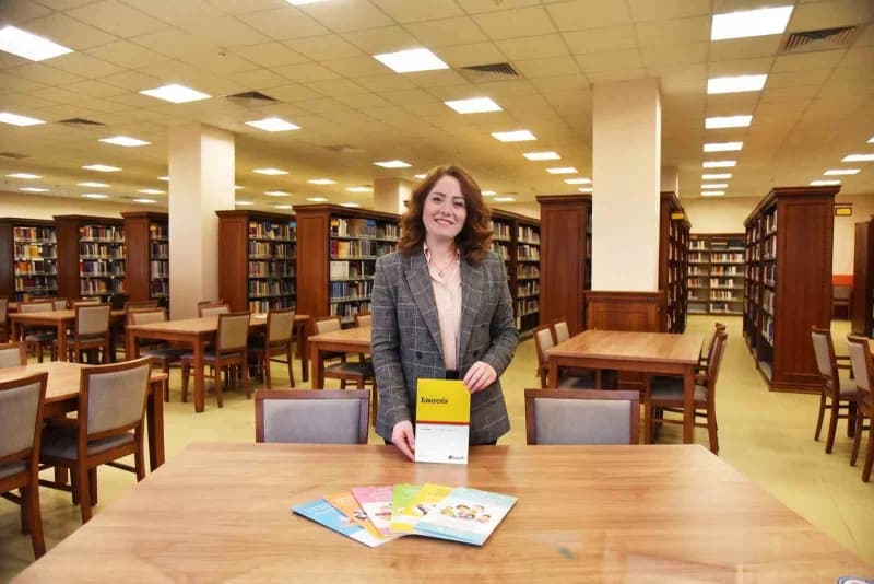 Bilecik Şeyh Edebali Üniversitesi Sağlık Bilimleri Fakültesi binası ve araştırma yapan çocuklar