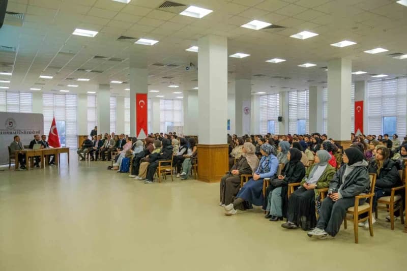 Bilecik Şeyh Edebali Üniversitesi Merkez Kütüphane’de düzenlenen Oryantasyon Eğitimi programından bir görüntü
