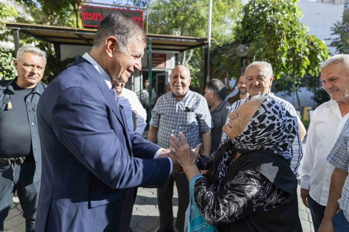 Başkan Cemil Tugay Buca’da muhtarlık ziyaretlerinde mahalle sakinleriyle sohbet ediyor