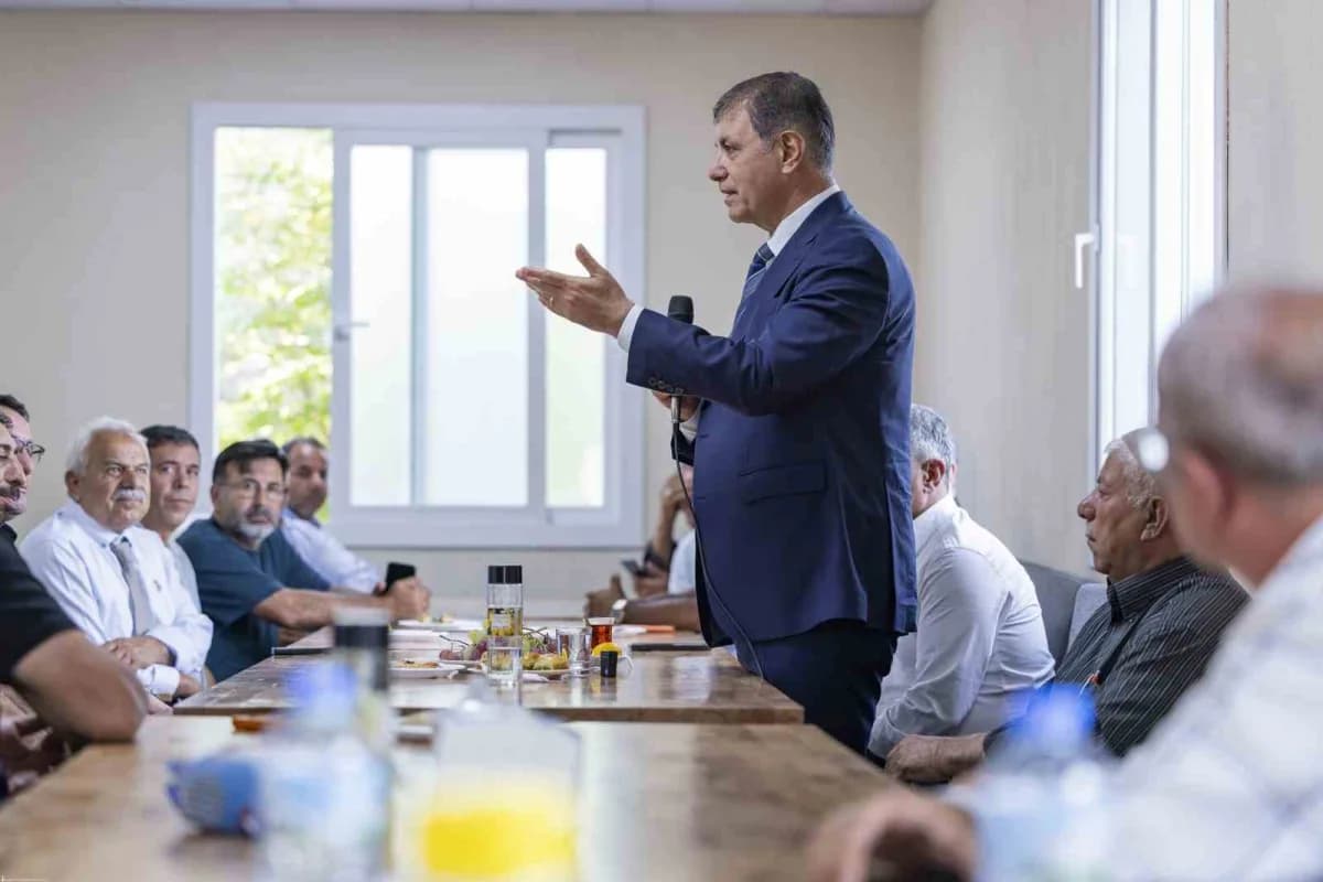 İzmir Büyükşehir Belediye Başkanı Dr. Cemil Tugay, Buca'nın sorunlarını yerinde çözebilmek için 6 muhtarlığı ziyaret ede