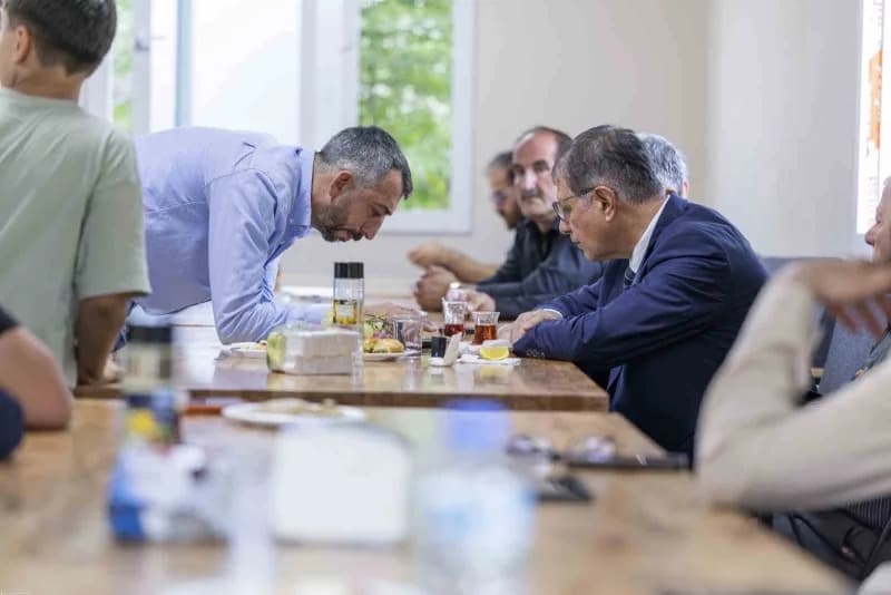 İzmir Büyükşehir Belediye Başkanı Dr. Cemil Tugay, Buca'nın sorunlarını yerinde çözebilmek için 6 muhtarlığı ziyaret ede