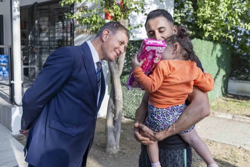 İzmir Büyükşehir Belediye Başkanı Dr. Cemil Tugay, Buca'nın sorunlarını yerinde çözebilmek için 6 muhtarlığı ziyaret ede