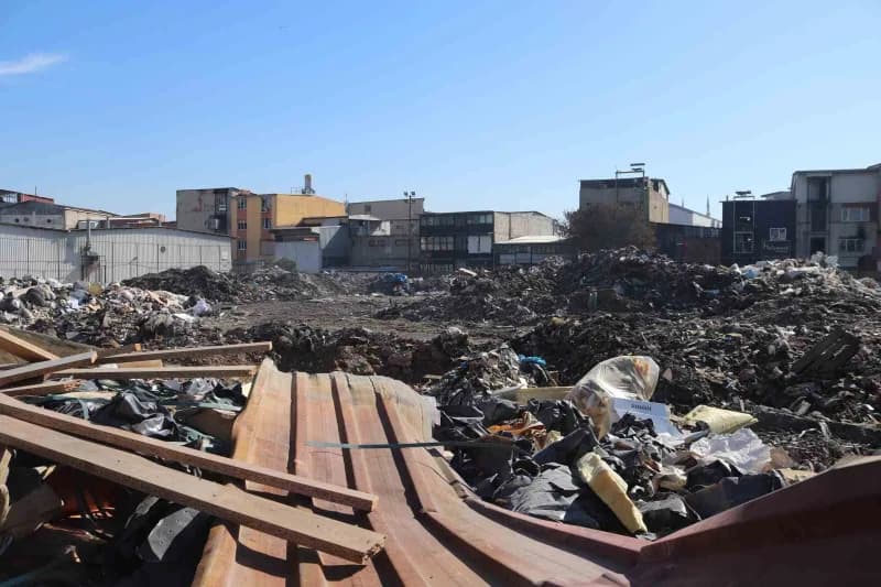 İzmir’in Buca ilçesinde mobilyacı esnafının yoğun olarak bulunduğu sanayi bölgesinde çöplüğe dönüşen boş arazi yine alev