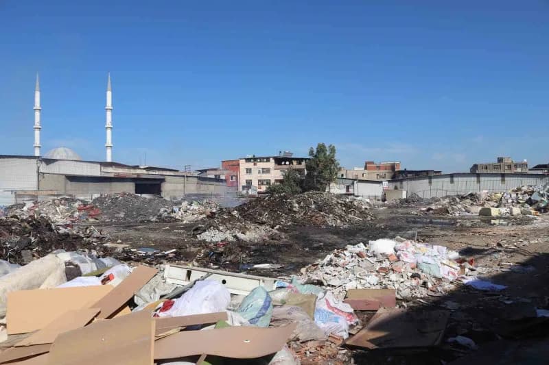 İzmir’in Buca ilçesinde mobilyacı esnafının yoğun olarak bulunduğu sanayi bölgesinde çöplüğe dönüşen boş arazi yine alev