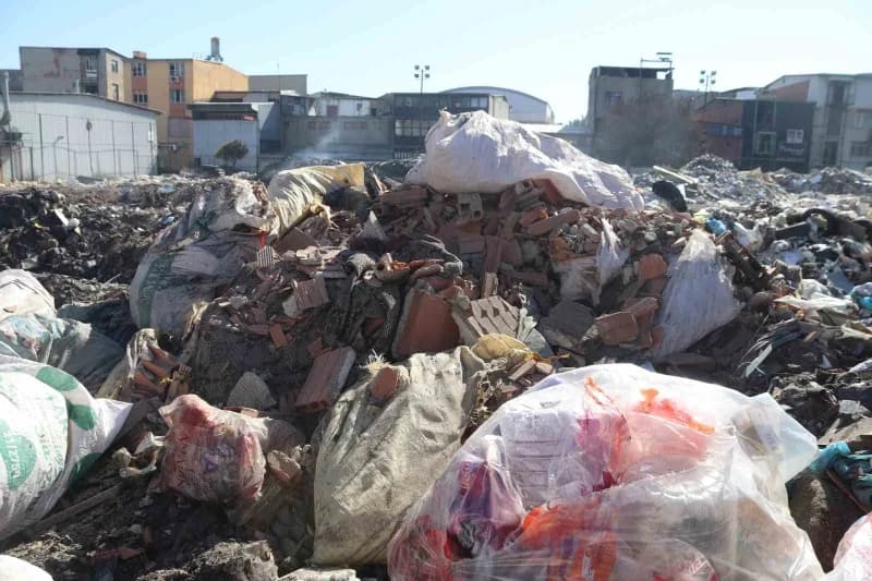 İzmir’in Buca ilçesinde mobilyacı esnafının yoğun olarak bulunduğu sanayi bölgesinde çöplüğe dönüşen boş arazi yine alev