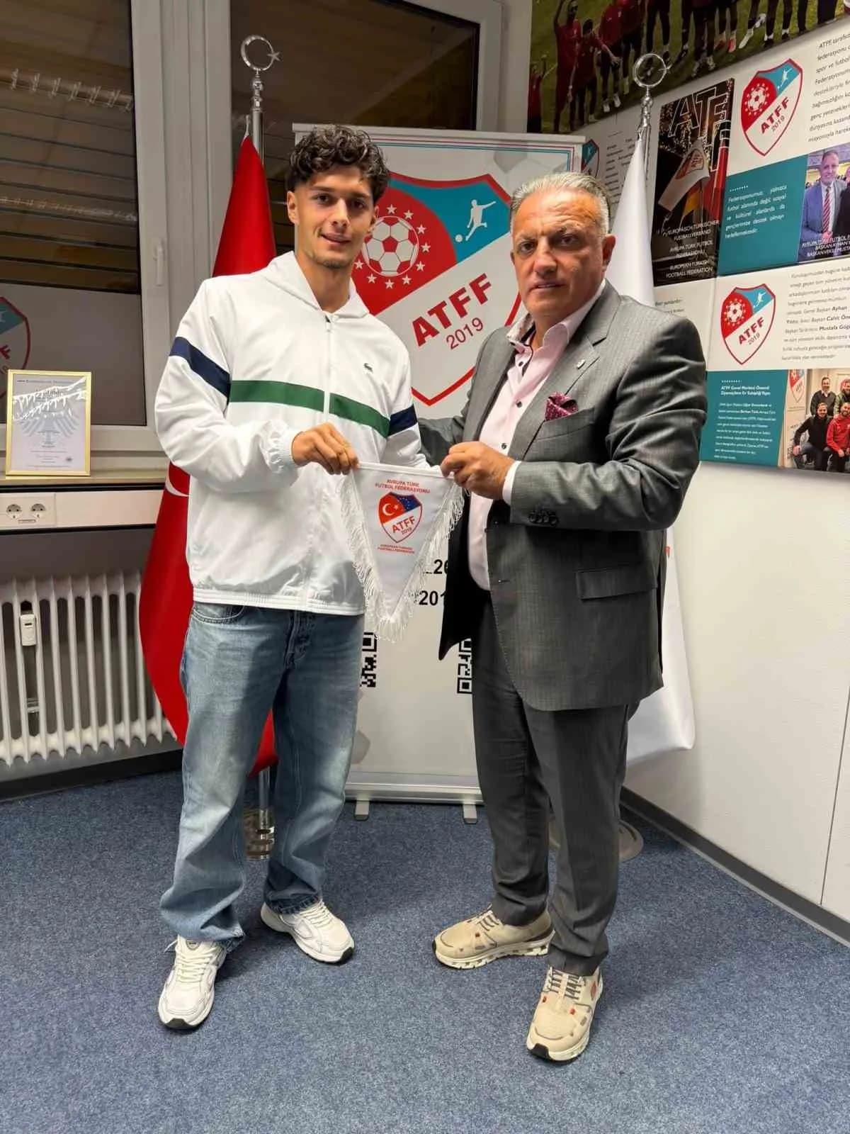 Almanya’da Karlsruher SC altyapısında yetişen 18 yaşındaki orta saha oyuncusu Buğra Duman (Solda), yeniden Türkiye U19 M