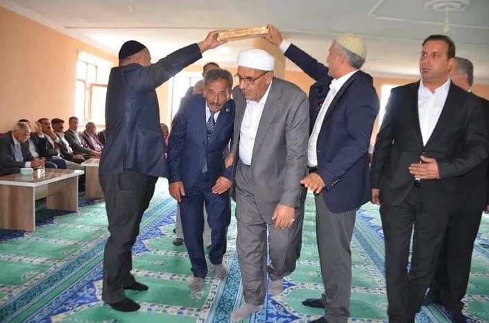 Muş Bulanık'ta Hazreti İbrahim Camisi'nde düzenlenen barış töreninde Kur'an-ı Kerim tilaveti ve dualar okunuyor
