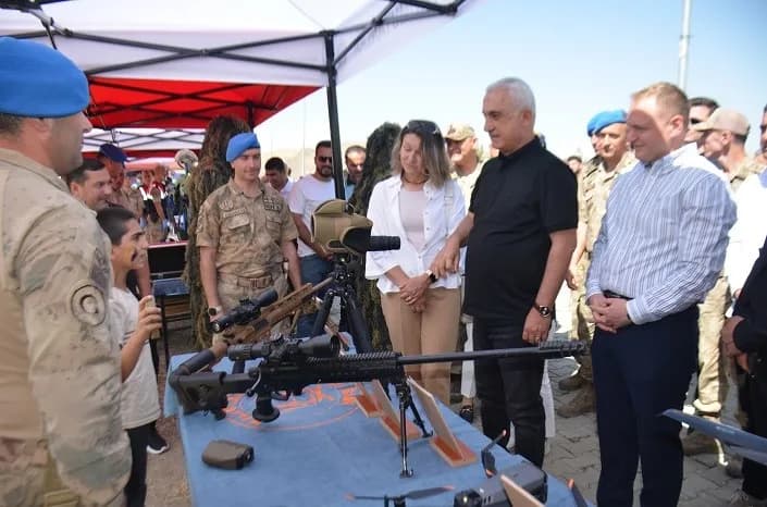 Muş Valisi Avni Çakır ve eşi Bahar Çakır başta olmak üzere il ve İlçe protokolünün tam kadro katıldığı organizasyonda, G