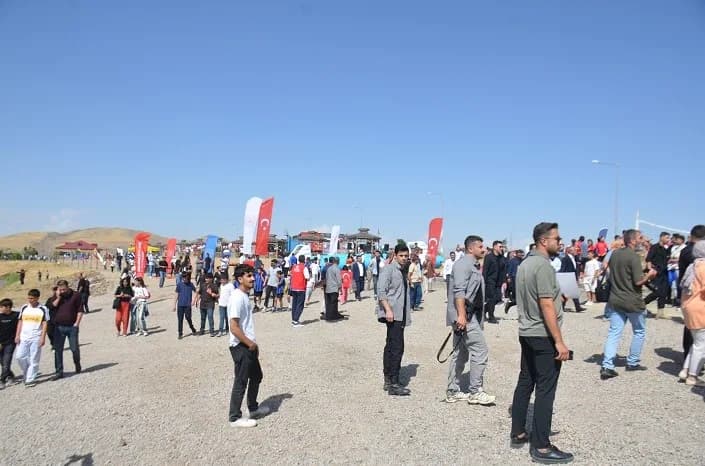 Muş’un Bulanık ilçesinde bu yıl ilk kez düzenlenen "Su Sporları ve Plaj Oyunları Şenliği" renkli görüntülere sahne oldu.