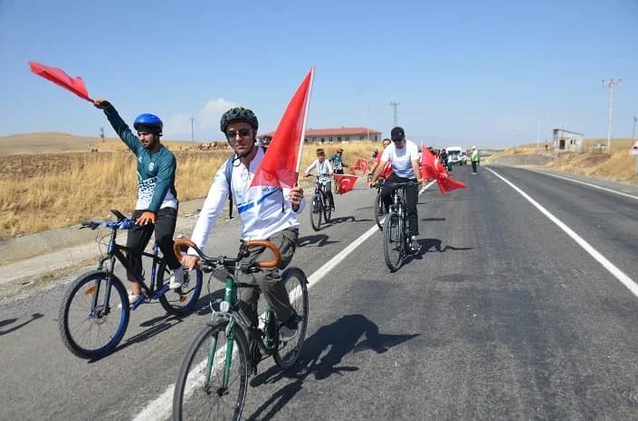 Muş’un Bulanık ilçesinde bu yıl ilk kez düzenlenen "Su Sporları ve Plaj Oyunları Şenliği" renkli görüntülere sahne oldu.