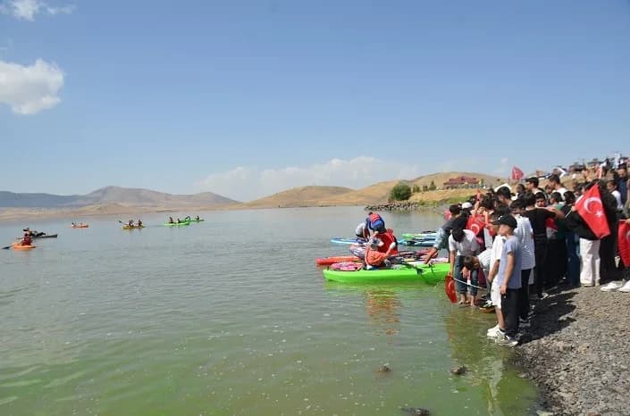 Muş’un Bulanık ilçesinde bu yıl ilk kez düzenlenen "Su Sporları ve Plaj Oyunları Şenliği" renkli görüntülere sahne oldu.
