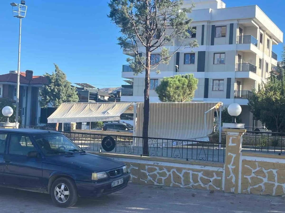 Denizli’nin Buldan ilçesinde belediye tarafından hizmete açılan Kitap kafenin önünde günlerdir kırık bir şekilde duran g