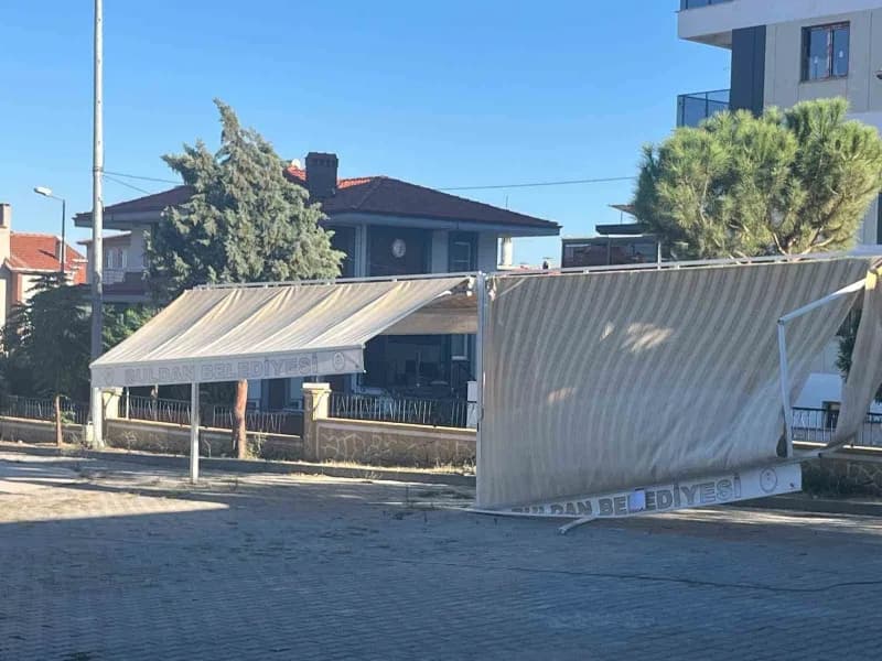 Denizli Buldan’da kitap kafe önünde kırık metal gölgelik ve çevresinde bekleyen veliler