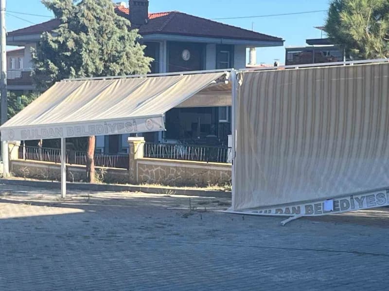Denizli’nin Buldan ilçesinde belediye tarafından hizmete açılan Kitap kafenin önünde günlerdir kırık bir şekilde duran g