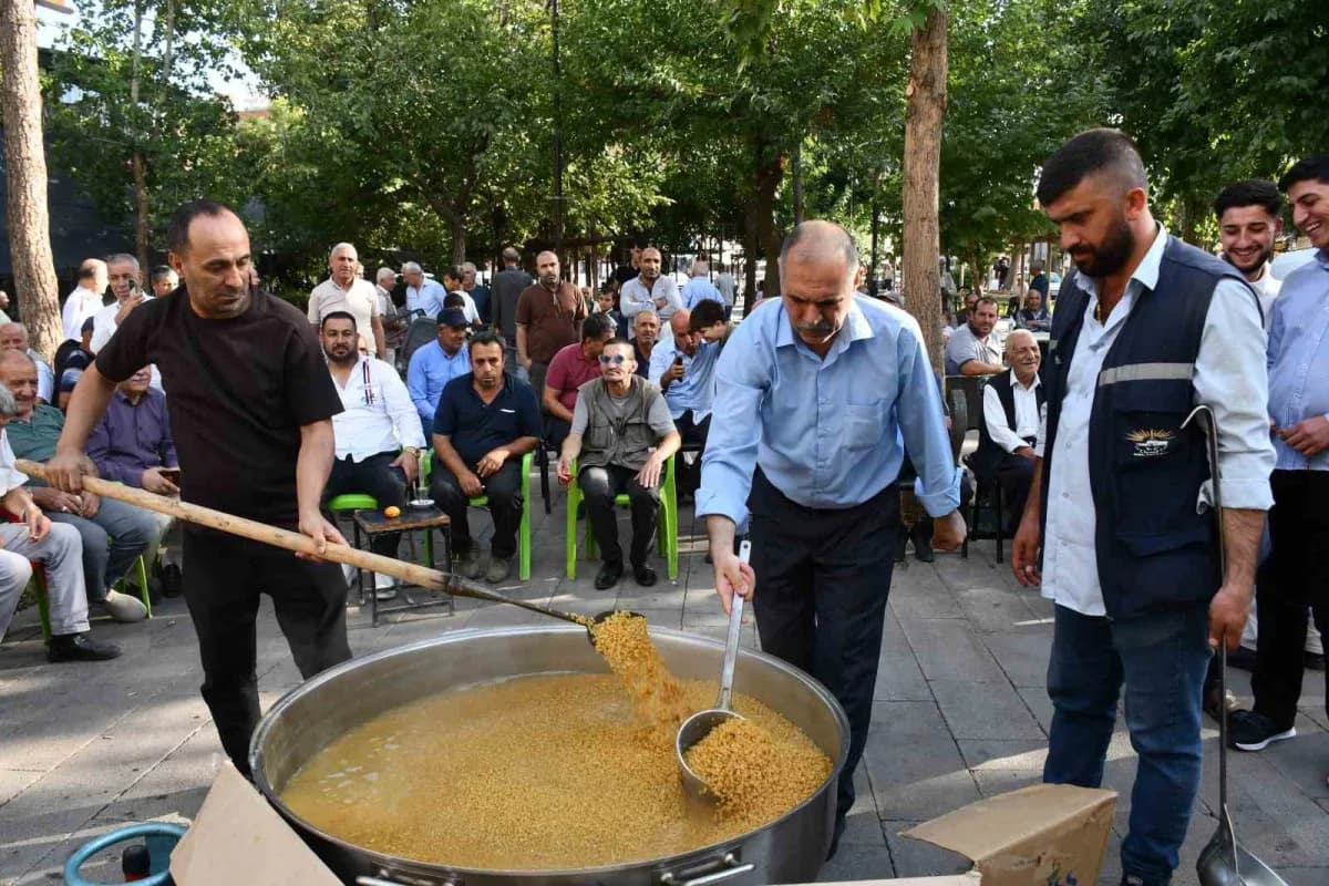 Siverek'te geleneksel yöntemlerle büyük kazanlarda bulgur kaynatma etkinliği