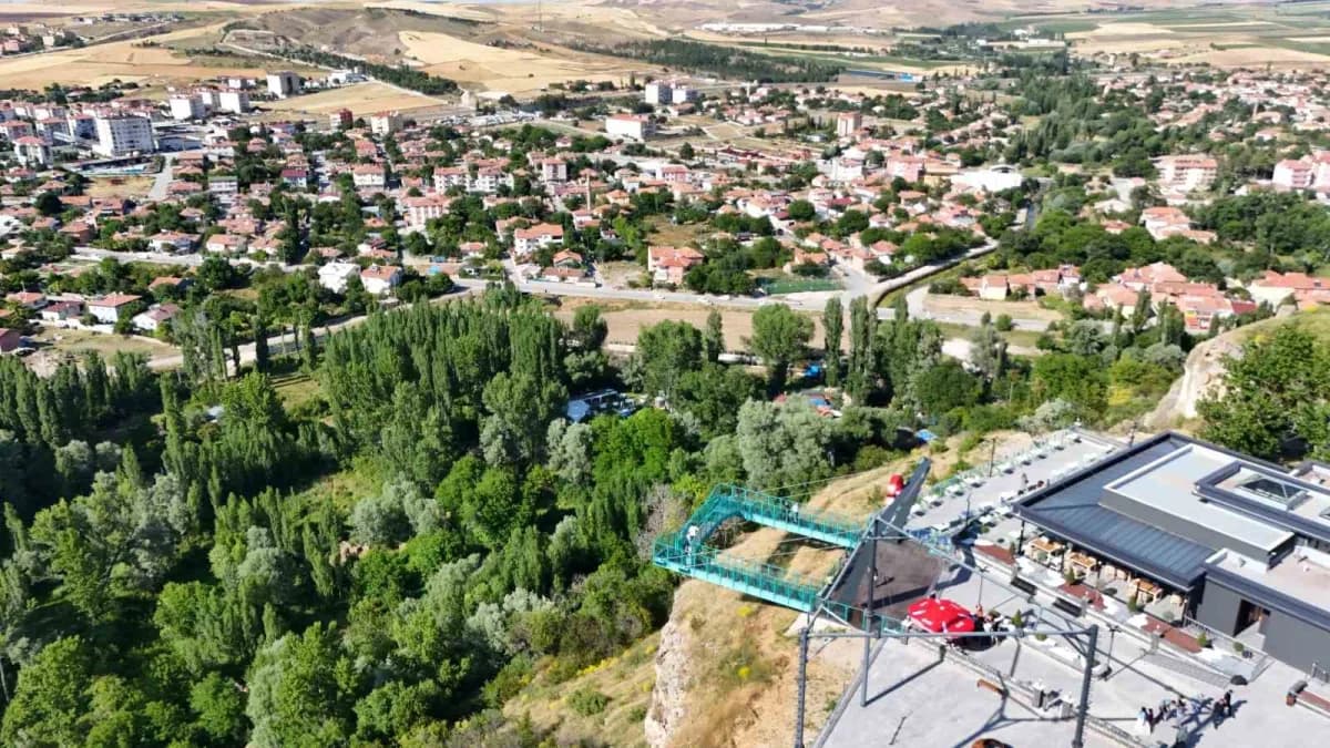 Kayseri'nin Bünyan ilçesinde bulunan İkinci Cam Teras’ın özellikle hafta sonlarında yoğun ilgi gördüğünü ifade eden Başk