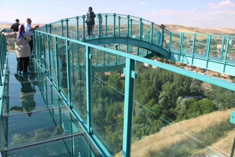 Kayseri'nin Bünyan ilçesinde bulunan İkinci Cam Teras yoğun ilgi görüyor.