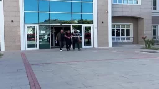 Burdur İl Emniyet Müdürlüğü önünde polis ekipleri ve araçlar