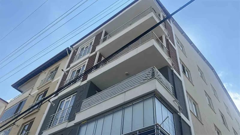 Burdur’da bir apartman dairesinde boya yaptığı sırada fenalaşan 55 yaşındaki adam, hayatını kaybetti.