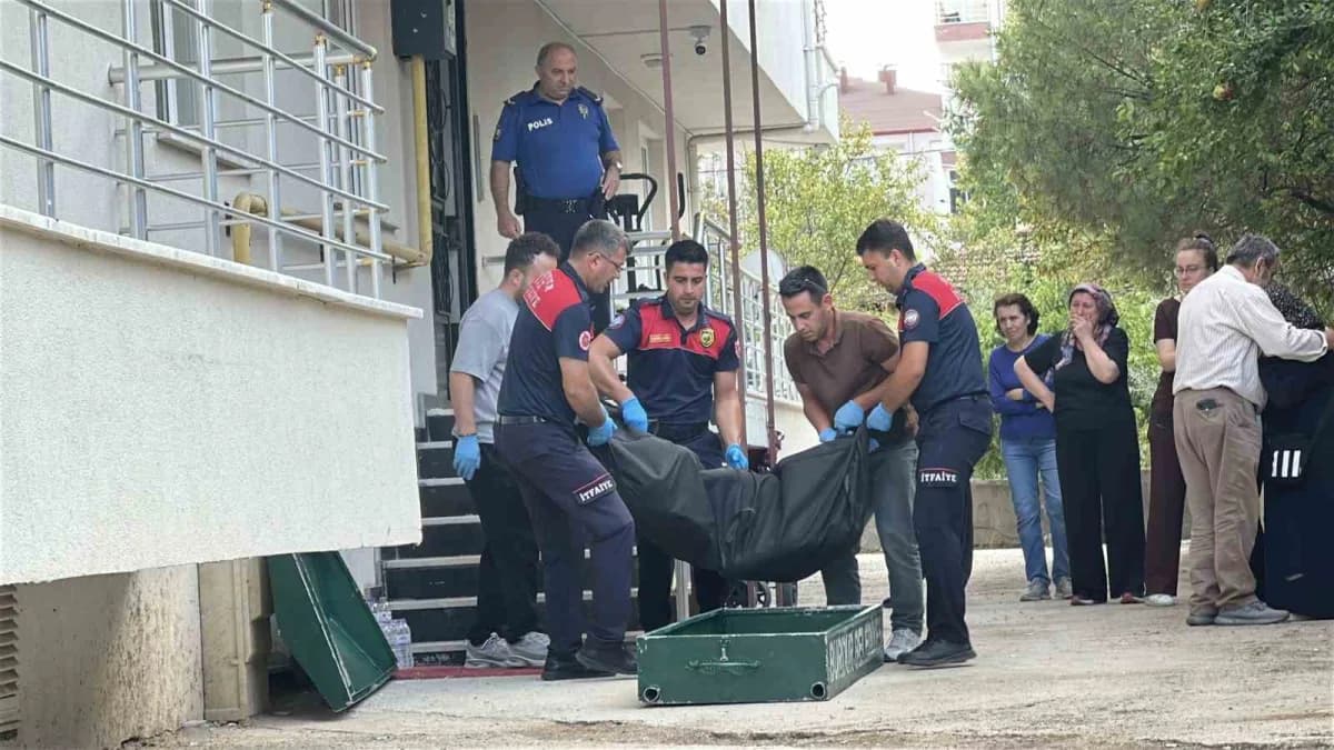 Burdur’da bir apartman dairesinde boya yaptığı sırada fenalaşan 55 yaşındaki adam, hayatını kaybetti.