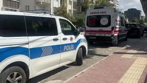 Burdur Emek Mahallesi Yahya Kemal Caddesi’nde boya yaparken fenalaşan usta Mehmet Mutlu’nun hayatını kaybettiği apartman