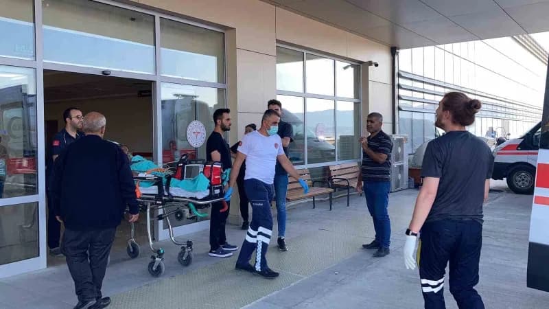 Burdur Devlet Hastanesi önünde duruşmaya katılan sanıklar ve mağdurlar