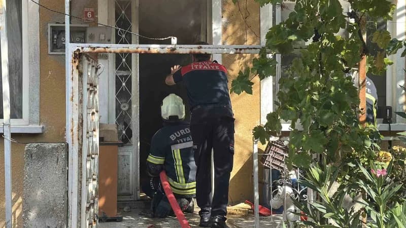 Burdur’da bir ikamette çıkan yangın, mahallede paniğe neden olurken ikametten yükselen dumanlar üzerine olay yerine gele