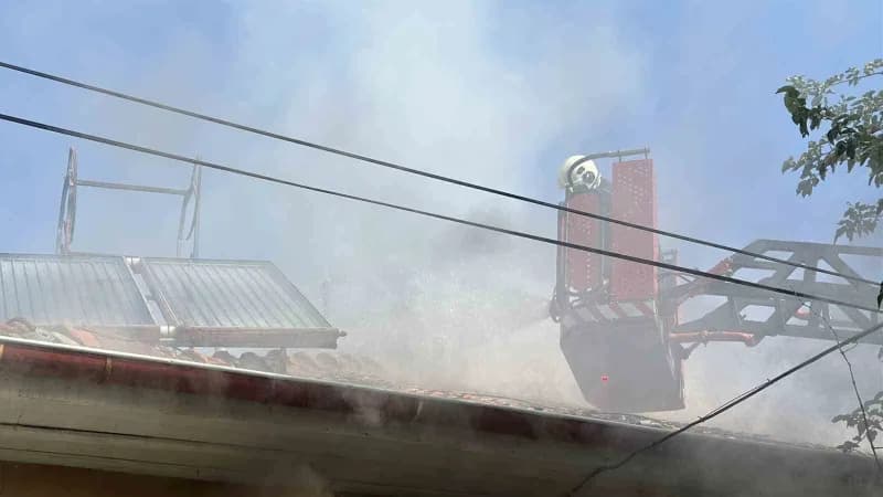 Burdur’da bir ikamette çıkan yangın, mahallede paniğe neden olurken ikametten yükselen dumanlar üzerine olay yerine gele
