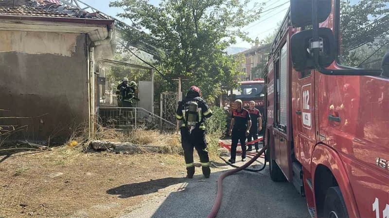Burdur’da bir ikamette çıkan yangın, mahallede paniğe neden olurken ikametten yükselen dumanlar üzerine olay yerine gele