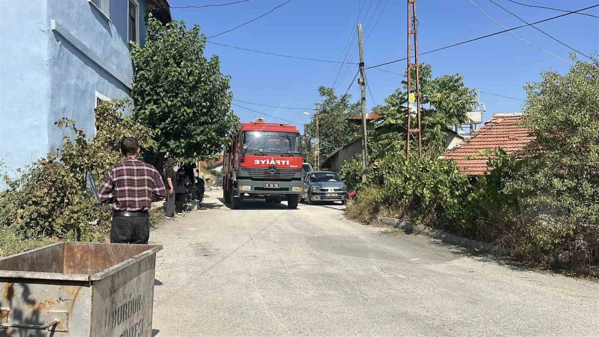 Burdur’da bir ikamette çıkan yangın, mahallede paniğe neden olurken ikametten yükselen dumanlar üzerine olay yerine gele